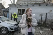 Una dona i el seu gos al lloc d’un atac rus contra un edifici a Zaporíjia, Ucraïna. - EFE/EPA/OLEG MOVCHANIUK