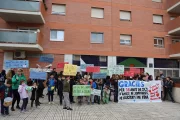 Un centenar de nens i els seus familiars es van manifestar ahir contra el tancament de la ludoteca. - AMADO FORROLLA