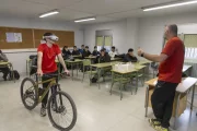 Un alumne amb les ulleres 3D i la bicicleta atén a classe les explicacions del coordinador del projecte. - JORDI ECHEVARRIA