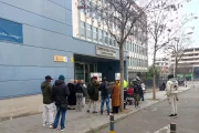 Un grup de persones d’origen migrant fa cua per a accedir a l’Oficina d’Estrangeria. - SEGRE