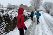 Una familia jugando en la nieve en Estamariu el 22 de diciembre.