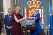 Alegría traspassant ahir la cartera d’educació a la nova ministra del ram, Milagros Tolón. - EUROPA PRESS