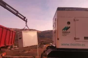 Maniobres d’instal·lació del grup electrogen a Àger.