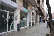 Un carrer de la ciutat de Lleida amb locals comercials en desús. - AMADO FORROLLA