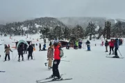 Esquiadors a les pistes de Port Ainé, al Sobirà, estrenant la temporada nadalenca d’esquí. - FGC