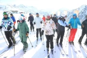Esquiadors accedint ahir a les pistes de Baqueira des de la Bonaigua. - ORIOL BOSCH /ACN