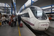 Foto d’arxiu d’un tren Avant i viatgers a Lleida. - SEGRE
