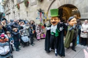 Cercavila festiva dimecres de l’Home i la Dona dels Nassos per l’Eix Comercial de Lleida. A la dreta, els més petits van entregar les cartes al Gran Camarlenc. - PAU PASCUAL PRAT