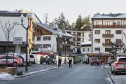 La policia va acordonar l’accés al bar incendiat a Crans-Montana. - EFE