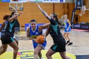 Ainhoa Gervasini intenta penetrar cap a cistella entre dos jugadores de l’Estepona. - AGUSTÍ PEÑA