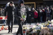 Desenes de persones van dipositar flors i regals al lloc dels fets. - EFE/EPA/JEAN CHRISTOPHE BOTT