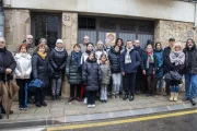 La família de l’homenatjat, amb les autoritats i la Stolpersteine davant de casa seua a Bellpuig. - LAIA PEDRÓS