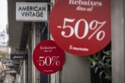 Un cartell que anuncia rebaixes del 50%.