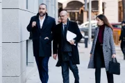 L’empresari Víctor de Aldama juntament amb els seus advocats camí del Tribunal Suprem. - EUROPA PRESS