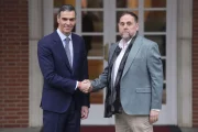 El president del Govern central, Pedro Sánchez, i el líder d’ERC, Oriol Junqueras, abans de la trobada a la Moncloa. - EFE