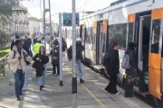 Viatgers ahir al migdia agafant un tren a l’estació de Tàrrega. - LAIA PEDRÓS