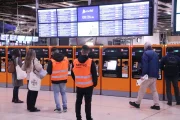 Usuaris i informadors ahir al matí a l’estació de Sants, a Barcelona. - ACN