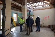 Els treballs de restauració de l’habitatge, de 80 metres, han començat per la teulada. - JOAN GÓMEZ