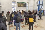 Desenes de passatgers al vestíbul de l’estació de Lleida Pirineus esperant el seu torn per embarcar. - JORDI ECHEVARRIA