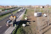 Un accident entre dos camions talla un carril de l'A-2 a Castellnou de Seana