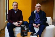 L’autor del llibre, Miquel Alberola, i Raimon ahir a Barcelona. - EUROPA PRESS