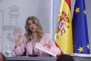 La ministra de Treball, Yolanda Díaz, ahir en roda de premsa. - EFE/JAVIER LIZÓN