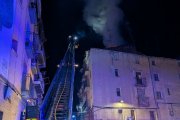 L'incendi ha afectat les golfes d'un edifici de pisos de quatre plantes.