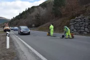 Operaris ‘apedaçant’ l’Eix Pirinenc entre Pont de Bar i Martinet. - C. SANS