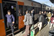 Passatgers a punt de pujar ahir a la tarda a un tren a Cervera cap a Manresa. - LAIA PEDRÓS
