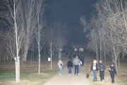 Curiosos dissabte a la tarda al Parc de la Mitjana de Lleida, quan suposadament estava convocada una trobada de 'therians'.