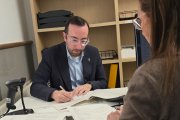 El jefe de la oposición en la Paeria y del PP, Xavi Palau, registrando las alegaciones en la Oficina de Atención Ciudadana de La Bordeta.