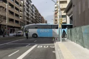 Un bus sortint de la terminal durant una prova. - JORDI ECHEVARRIA
