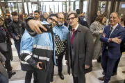 Foto amb el president. Diversos treballadors de l’estació i visitants es van fer fotos amb el president Illa. Va ser una de les moltes autoritats que van acudir a la inauguració, entre ells els exalcaldes Siurana i Pueyo. - JORDI ECHEVARRIA