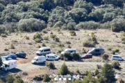 Vehicles estacionats al Montsec d’Ares. - AGENTS RURALS