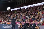 Encuentra encoratja el públic durant l’últim partit. - JAVI ENJUANES