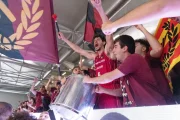 Paulí, celebrant la permanència amb l’afició la setmana passada. - JAVI ENJUANES