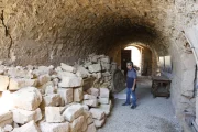 Carreus per a la reconstrucció. Les fases que s’han portat a terme en les intervencions de consolidació han finalitzat i es conserven un gran nombre de pedres o carreus que es reutilitzaran en pròximes obres de reconstrucció. Les pedres estan en bon estat malgrat la seua antiguitat, ja que els treballs previs es van fer amb la màxima precaució per conservar-les i poder reutilitzar-les. L’interior de la fortalesa està totalment consolidat amb bigues de ciment i ferro per subjectar les parets i sostres. - JORDI ECHEVARRIA