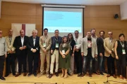 Màxim consens institucional i empresarial. El G10, del qual formen part Diputació, Paeria, Generalitat, Moncloa, sindicats i empresaris, és el comitè estratègic de l’Agenda Compartida de Lleida. Promou la transformació econòmica del territori cap a un model verd, circular i tecnificat, i impulsa un portfoli de nou projectes tractor amb una inversió total prevista de 200 milions d’euros. El model s’està implantant a través de la Red IT en un total de 16 províncies de l’Estat. La reunió d’ahir va incidir en la necessitat d’impulsar la indústria verda rural. - PAU PASCUAL PRAT