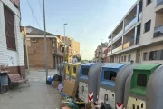 Contenidors d’escombraries al centre del Rosselló amb residus fora dels dipòsits, ja plens.