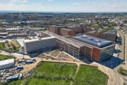 Imatge aèria de l’edifici de consultes externes i de tot l’hospital Arnau de Vilanova. - DEPARTAMENT DE SALUT