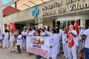 Una trentena de tècnics sanitaris es van concentrar ahir a les portes de l’hospital Arnau. - CCOO