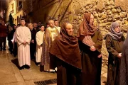 Mosén Adrià Burca, al centre en la processó del Desclavament de la Granadella d’aquest any.