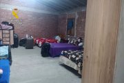 La inspecció policial a l'habitatge on hi havia allotjats els treballadors agrícoles al Baix Cinca | Guardia Civil