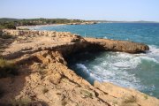 Imagen de la zona de rocas junto a la playa de l'Arrabassada.