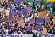En les manifestacions del 8-M abunden les pancartes contra les agressions. - SEGRE