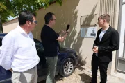 L’alcalde juntament amb Xavier Nabau i Marc Castañé, provant l’aplicació al cementiri. - J. GÓMEZ