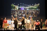 Alguns dels actors, durant la representació de l’obra de teatre ahir a L’Amistat. - J. GÓMEZ