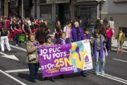 Conscienciació. Els experts coincideixen que cada vegada hi ha més conscienciació sobre les conductes que poden constituir un cas d’agressió sexual, però que cal reforçar-la, especialment entre els més joves. En les manifestacions del 8-M, a la imatge la d’aquest any a Lleida, abunden les pancartes contra la violència de gènere. - ESPAI BALMA