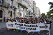 A part dels qui la van seguir a peu, la marxa va comptar amb un bus turístic municipal, que carregava els altaveus amb la música al màxim. - AMADO FORROLLA