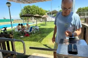 Un usuari accedeix a les piscines d’Ivars d’Urgell amb el nou braçalet de control automàtic. - J.GÓMEZ